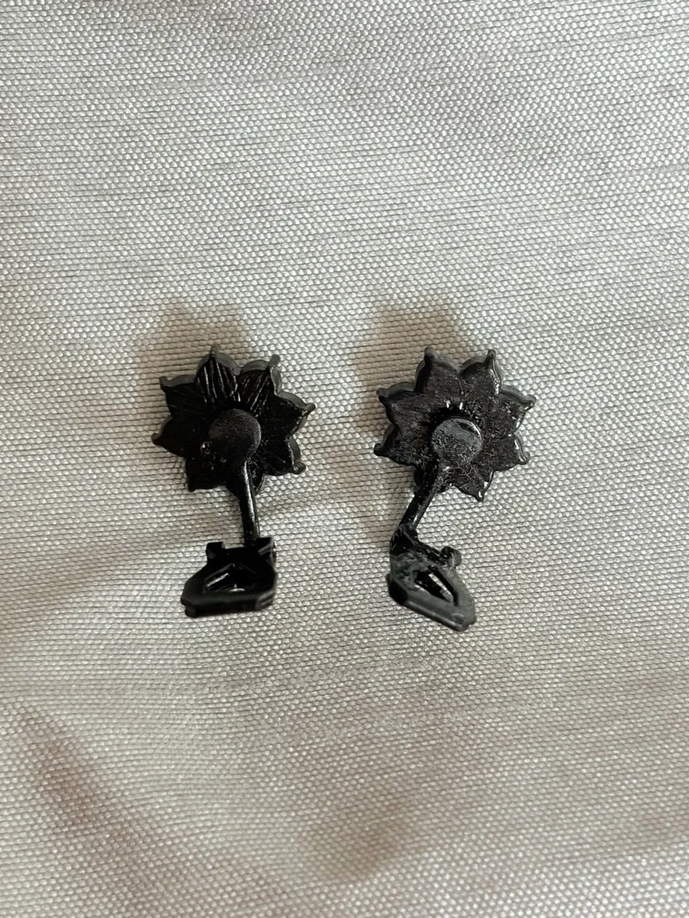 Women's Flower Stud Fashion Earrings Rhinestones Gun Metal Gray Unbranded